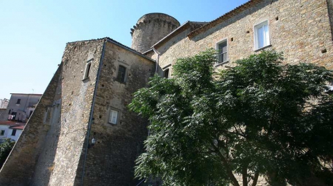 Matera, in vendita il cinquecentesco castello di Cirigliano. Il prezzo? 150mila euro